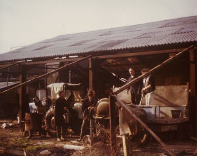 Erecting Mechanics Workshop Berkyn Manor 1970s, George Weller,Eric Rayner, Dennis & Harry
