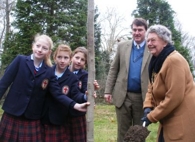 John Milton's 400th Birthday Tree Planting Ceremony with Mayor
Keywords: Rayner, Horton